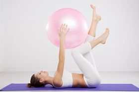 上一个健身球的女人