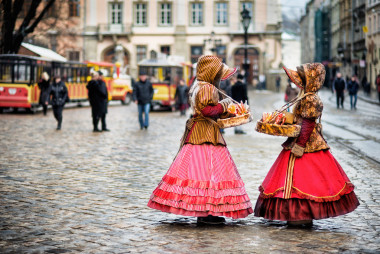站在廣場(chǎng)上在老城市利沃夫的傳統(tǒng)服裝的兩個(gè)女人