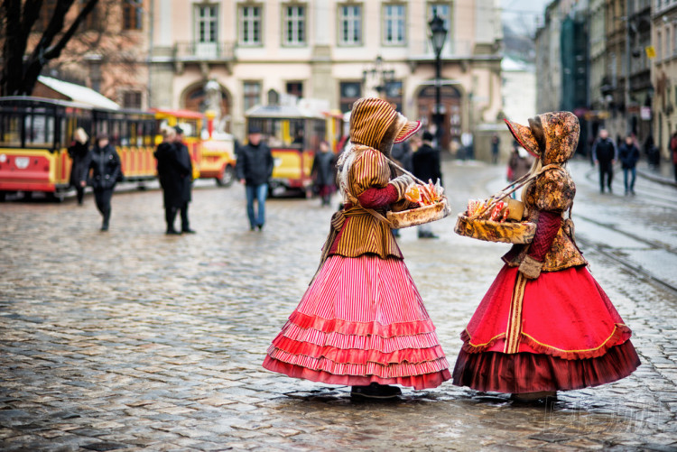 站在廣場上在老城市利沃夫的傳統(tǒng)服裝的兩個女人
