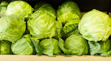 超市櫥窗里的卷心菜特寫