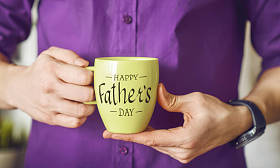 父亲节快乐!人拿着杯子咖啡