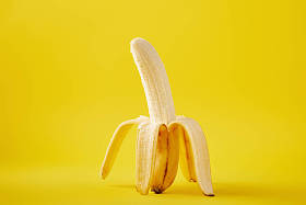 关闭成熟香蕉的看法在黄色被隔绝了