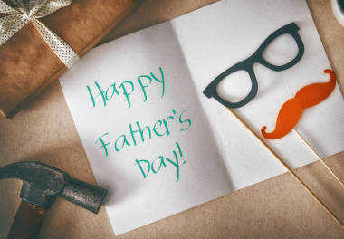 父親節(jié)快樂!明信片在光背景下