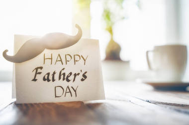 父亲节快乐!木桌背景明信片