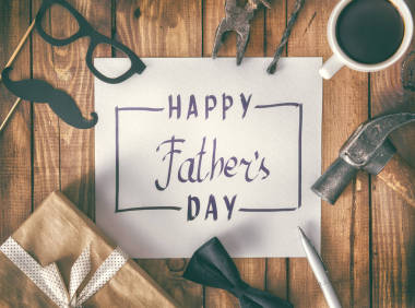 父親節(jié)快樂!木桌背景明信片