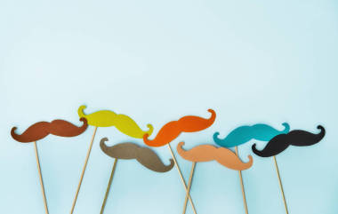 父親節(jié)快樂(lè)!淺藍(lán)色背景彩色紙胡子