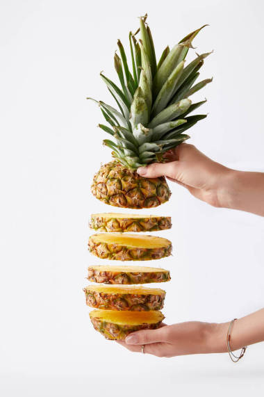 女性手持切菠蘿的部分觀點(diǎn)白色的手被隔絕