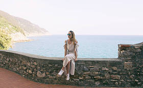 意大利度假的年轻女子