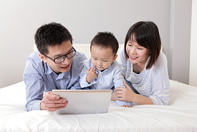 使用 tablet pc 的幸福家庭