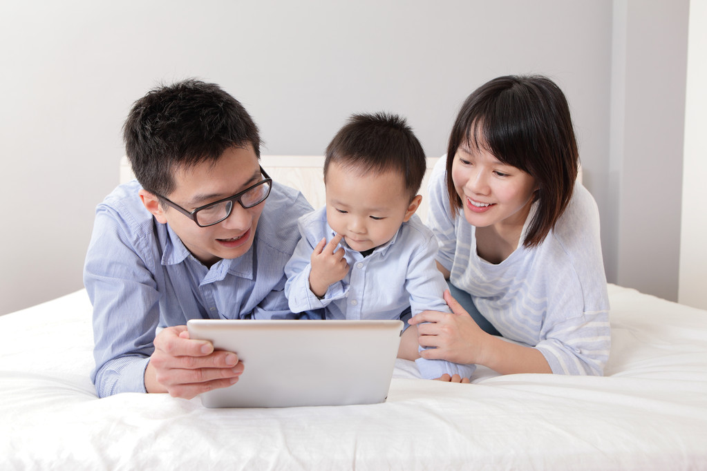 使用 tablet pc 的幸福家庭 使用 tablet pc 的幸福家庭