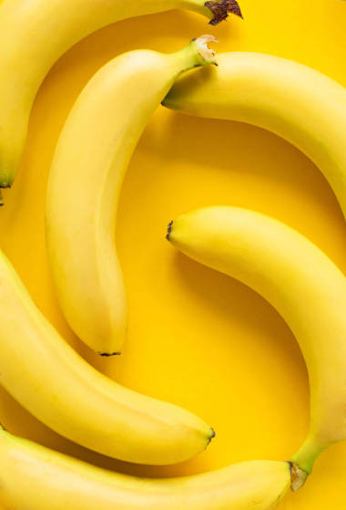 黃色背景下的一串香蕉圖片