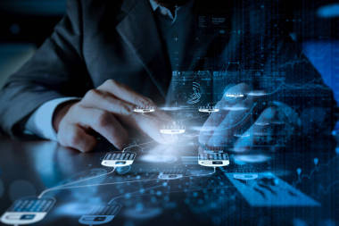 Blockchain 技术概念与链和加密块的图。商人手用手机数码层效应作为企业战略理念