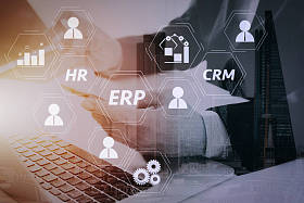 Erp (企业资源计划) 系统的体系结构, 具有业务智能 (Bi)、生产、Crm 模块和 Hr 图表之间的连接. 商人用手机在线购买信用卡