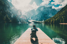 旅游徒步旅行者拍照的 Braies 湖 (湖泊 di Braies) 在白云岩山脉, 意大利。徒步旅行和探险