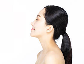 微笑年轻美丽面孔的侧面