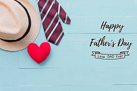 快乐的父亲日概念。红领带, 男士帽和手工红色的心在明亮的蓝色粉彩木桌背景