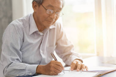 亞洲高級(jí)工作手書寫或簽署保險(xiǎn)合同以供將來使用