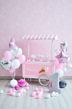 生日聚会的装饰品。很多蛋糕。很多气球红色和白色的颜色。一年的生日装饰品。气球粉红色和白色的颜色。冰淇淋派对. 