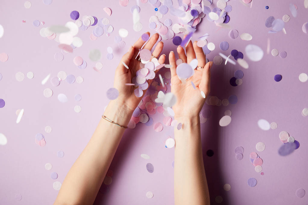 女性在表面上捕捉掉落的纸屑碎片的图像 女性在表面上捕捉掉落的纸屑碎片的图像