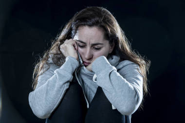 拉丁女人的肖像, 害怕和緊張的隱藏下巴與拳頭