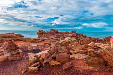 在生動(dòng)的天空下俯瞰印度洋的甘托姆點(diǎn)巖石形成