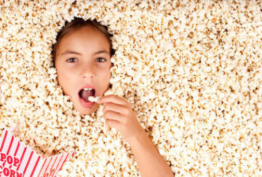 小女孩被埋在爆米花