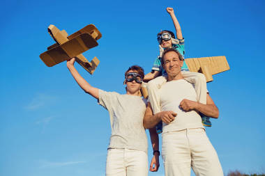 父親和兒子一起在日落在自然