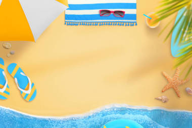 场面从海滩与文本空间在中间。侧面是棕榈树, 日光浴, 拖鞋, 毛巾, 眼镜, 鸡尾酒, 冲浪板, 游泳戒指, 贝壳和海星