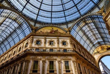 畫(huà)廊的歷史內(nèi)部建筑學(xué)維托利奧艾瑪努艾拉 Ii 在大教堂廣場(chǎng) (教堂正方形) 在米蘭。世界上最古老的購(gòu)物中心之一的旅游和購(gòu)物