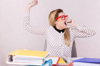 昏昏欲睡的商界女強(qiáng)人做她工作坐在辦公桌前全關(guān)打哈欠厭倦或累熬夜的粘合劑中的文檔工作