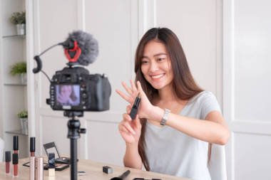 亞洲年輕女性博客錄制沃客視頻與化妝化妝品在家里在線影響社會媒體的概念. 實時流病毒 