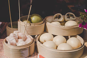 亚洲街头食品市场的竹火轮馒头