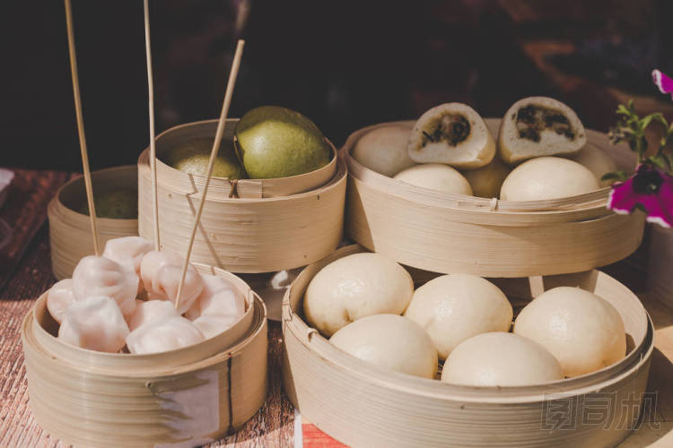 亞洲街頭食品市場(chǎng)的竹火輪饅頭
