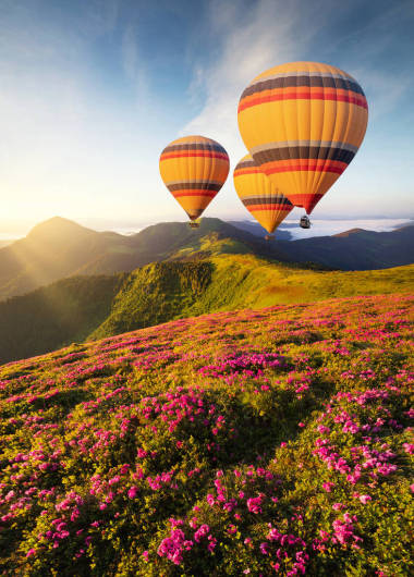 夏季時(shí), 山上的空氣氣球。冒險(xiǎn)的概念和想法
