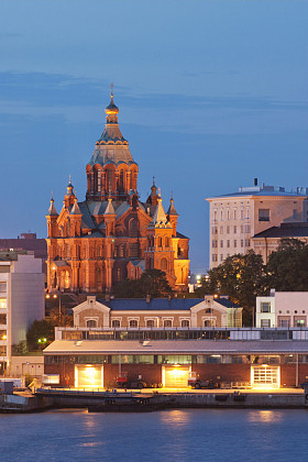 乌斯别斯基大教堂在赫尔辛基在晚上