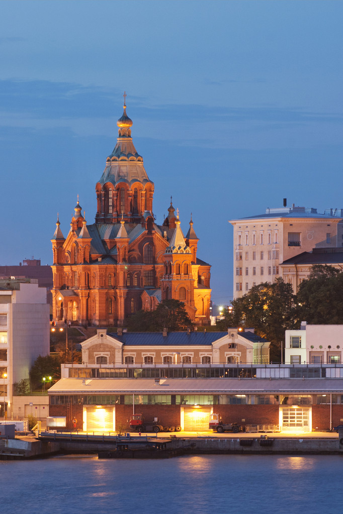 乌斯别斯基大教堂在赫尔辛基在晚上