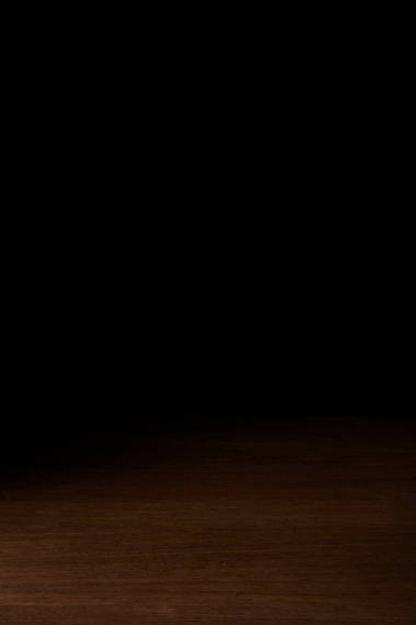 黑色背景下的鄉(xiāng)土木桌特寫(xiě)視圖