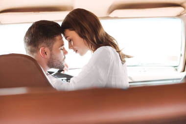 一對(duì)閉著眼睛的漂亮情侶要在車?yán)锝游?>
                    </a>
                    <div   id=