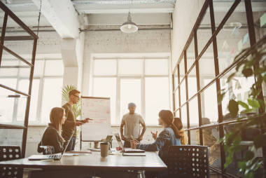 有條理的同事在勞動(dòng)中說(shuō)話