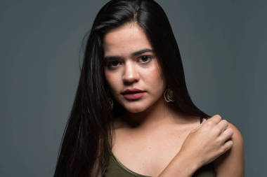 在肖像会议上的西班牙裔少女模特