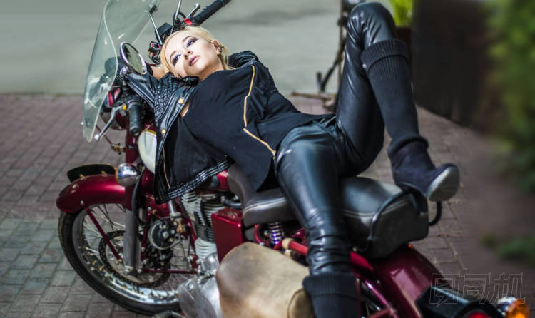 穿黑色高靴金發(fā)的女人, 舊的皮革夾克, 老式的, 復(fù)古的摩托車 