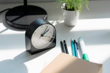 工作場(chǎng)所用書(shū)和鋼筆的鬧鐘特寫(xiě)鏡頭