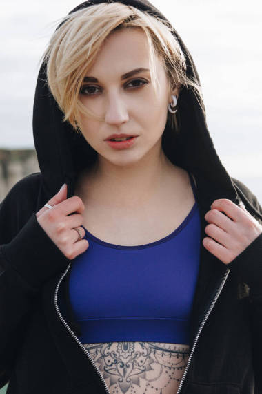 美麗的紋身女孩擺在時尚運動服, 魯昂, 法國