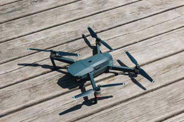 陽光明媚的 quadcopter 在木質(zhì)表面的特寫圖