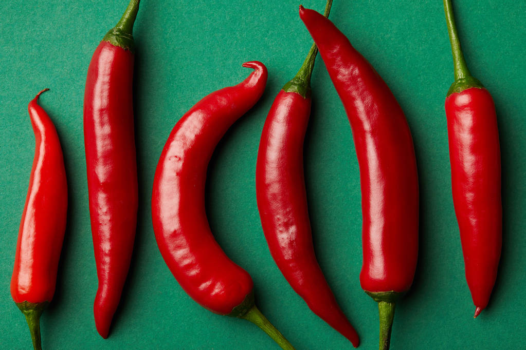 红辣椒排在绿面上的最高视图 红辣椒排在绿面上的最高视图