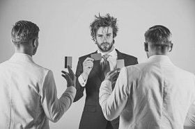 一群人彼此面对