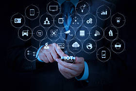 网络的东西 (物) 技术与 Ar (增强现实) 在 Vr 仪表板。商人手用手机智能手机