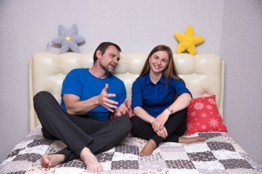 家庭冲突。父亲和女儿的肖像在家庭关系, 问题, 冲突在房间里。他们坐在相机前, 看起来不开心。