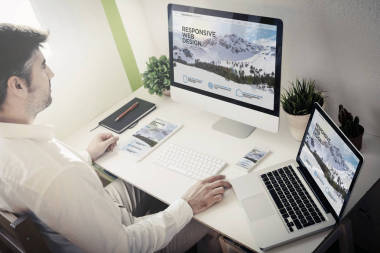 帶著敏感網(wǎng)站設(shè)備工作的人。所有的屏幕圖形組成