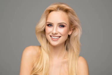 仕女畫的女性面對(duì)自然清潔皮膚